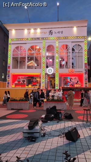 [P30] Poti canta dupa pofta inimii in Hongdae, fara sa te temi ca cineva te aude, in una dintre multele sali de karaoke, cu ferestre uriase de sticla. » foto by geani anto
 - 
<span class="allrVoted glyphicon glyphicon-heart hidden" id="av1512636"></span>
<a class="m-l-10 hidden" id="sv1512636" onclick="voting_Foto_DelVot(,1512636,21214)" role="button">șterge vot <span class="glyphicon glyphicon-remove"></span></a>
<a id="v91512636" class=" c-red"  onclick="voting_Foto_SetVot(1512636)" role="button"><span class="glyphicon glyphicon-heart-empty"></span> <b>LIKE</b> = Votează poza</a> <img class="hidden"  id="f1512636W9" src="/imagini/loader.gif" border="0" /><span class="AjErrMes hidden" id="e1512636ErM"></span>