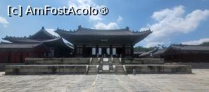 [P07] Cea mai veche sala a tronului dintre toate palatele ramase in Seul este Myeongjeongjeon, construita in 1484. Aici aveau loc evenimente majore, cum ar fi receptiile de intampinare a emisarilor straini, incoronarile si nuntile regale, adunarile supusilor, examenele oficiale de stat.  » foto by geani anto
 - 
<span class="allrVoted glyphicon glyphicon-heart hidden" id="av1514871"></span>
<a class="m-l-10 hidden" id="sv1514871" onclick="voting_Foto_DelVot(,1514871,21214)" role="button">șterge vot <span class="glyphicon glyphicon-remove"></span></a>
<a id="v91514871" class=" c-red"  onclick="voting_Foto_SetVot(1514871)" role="button"><span class="glyphicon glyphicon-heart-empty"></span> <b>LIKE</b> = Votează poza</a> <img class="hidden"  id="f1514871W9" src="/imagini/loader.gif" border="0" /><span class="AjErrMes hidden" id="e1514871ErM"></span>