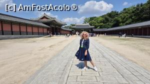 [P13] Trecand prin Poarta Jinseonmun, care este orientata spre podul de piatra, se ajunge intr-o curte cu o alee pavata cu piatra. In lateral este Poarta Injeongmun, poarta principala a Salii Tronului Injeongjeon. Aceasta a fost construita in timpul domniei regelui Taejon (al treilea rege al dinastiei Joseon) si a servit drept loc pentru ceremonii de incoronare a regilor, succesiuni la tron ale printilor si multe alte evenimente nationale celebrate de membrii regali » foto by geani anto
 - 
<span class="allrVoted glyphicon glyphicon-heart hidden" id="av1515641"></span>
<a class="m-l-10 hidden" id="sv1515641" onclick="voting_Foto_DelVot(,1515641,21214)" role="button">șterge vot <span class="glyphicon glyphicon-remove"></span></a>
<a id="v91515641" class=" c-red"  onclick="voting_Foto_SetVot(1515641)" role="button"><span class="glyphicon glyphicon-heart-empty"></span> <b>LIKE</b> = Votează poza</a> <img class="hidden"  id="f1515641W9" src="/imagini/loader.gif" border="0" /><span class="AjErrMes hidden" id="e1515641ErM"></span>