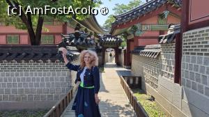 [P02] Prima zona vizitata este cunoscuta sub numele de complexul Gwolnaegaksa care gazduia birouri guvernamentale, care se ocupau de afacerile familiei regale si de afacerile politice, construite pe terenul palatului la sfarsitul secolului al XIX-lea. In acest complex oarecum labirintic se afla o infirmerie regala, un birou al comitetului consiliului regal, un birou pentru decrete regale, o biblioteca regala si o camera numita Bongmodang. » foto by geani anto
 - 
<span class="allrVoted glyphicon glyphicon-heart hidden" id="av1515630"></span>
<a class="m-l-10 hidden" id="sv1515630" onclick="voting_Foto_DelVot(,1515630,21214)" role="button">șterge vot <span class="glyphicon glyphicon-remove"></span></a>
<a id="v91515630" class=" c-red"  onclick="voting_Foto_SetVot(1515630)" role="button"><span class="glyphicon glyphicon-heart-empty"></span> <b>LIKE</b> = Votează poza</a> <img class="hidden"  id="f1515630W9" src="/imagini/loader.gif" border="0" /><span class="AjErrMes hidden" id="e1515630ErM"></span>