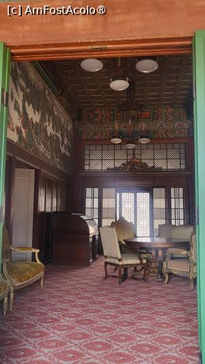 [P22] Exteriorul cladirii seamana foarte mult cu arhitectura traditionala coreeana, dar interiorul este in stil occidental, cu ferestre de sticla, podele din lemn, electricitate, lumini, un candelabru, bai si chiar perdele. » foto by geani anto
 - 
<span class="allrVoted glyphicon glyphicon-heart hidden" id="av1515650"></span>
<a class="m-l-10 hidden" id="sv1515650" onclick="voting_Foto_DelVot(,1515650,21214)" role="button">șterge vot <span class="glyphicon glyphicon-remove"></span></a>
<a id="v91515650" class=" c-red"  onclick="voting_Foto_SetVot(1515650)" role="button"><span class="glyphicon glyphicon-heart-empty"></span> <b>LIKE</b> = Votează poza</a> <img class="hidden"  id="f1515650W9" src="/imagini/loader.gif" border="0" /><span class="AjErrMes hidden" id="e1515650ErM"></span>