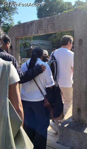 [P11] O poarta de piatra cu o insciptie ne-a atras atentia. A fost numita Poarta Bulromun, in traducere ,,a nu imbatrani niciodata', pentru a-i ura regelui sanatate si longevitate. Se spune ca oricine trece pe sub ea este binecuvantat cu viata lunga si sanatate, asa ca ne-am bucurat sa trecem si noi pe sub aceasta. » foto by geani anto
 - 
<span class="allrVoted glyphicon glyphicon-heart hidden" id="av1515857"></span>
<a class="m-l-10 hidden" id="sv1515857" onclick="voting_Foto_DelVot(,1515857,21214)" role="button">șterge vot <span class="glyphicon glyphicon-remove"></span></a>
<a id="v91515857" class=" c-red"  onclick="voting_Foto_SetVot(1515857)" role="button"><span class="glyphicon glyphicon-heart-empty"></span> <b>LIKE</b> = Votează poza</a> <img class="hidden"  id="f1515857W9" src="/imagini/loader.gif" border="0" /><span class="AjErrMes hidden" id="e1515857ErM"></span>