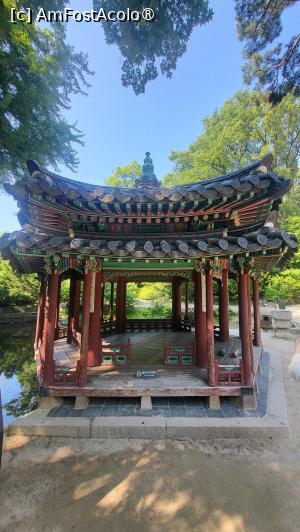 [P15] Jondeokjeong este cea mai veche structura. O tablita a pavilionului Jondeokjeong, atribuita regelui Jeongjo, foloseste metafora ,,regele este singura luna pe cer, iar supusii sunt paraiele care ii urmeaza lumina', exprimand aspiratia regelui de a restaura autoritatea regala deplina. » foto by geani anto
 - 
<span class="allrVoted glyphicon glyphicon-heart hidden" id="av1515861"></span>
<a class="m-l-10 hidden" id="sv1515861" onclick="voting_Foto_DelVot(,1515861,21214)" role="button">șterge vot <span class="glyphicon glyphicon-remove"></span></a>
<a id="v91515861" class=" c-red"  onclick="voting_Foto_SetVot(1515861)" role="button"><span class="glyphicon glyphicon-heart-empty"></span> <b>LIKE</b> = Votează poza</a> <img class="hidden"  id="f1515861W9" src="/imagini/loader.gif" border="0" /><span class="AjErrMes hidden" id="e1515861ErM"></span>