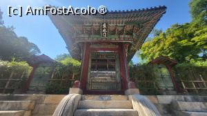 [P03] Poarta Eosumun reflecta o zicala conform careia pestii nu pot trai fara apa, reprezentand filozofia politica a regelui Jeongjo, conform careia un conducator trebuie sa aiba intotdeauna grija de poporul sau. De o parte si de alta a portii se afla un gard viu vesnic verde. » foto by geani anto
 - 
<span class="allrVoted glyphicon glyphicon-heart hidden" id="av1515849"></span>
<a class="m-l-10 hidden" id="sv1515849" onclick="voting_Foto_DelVot(,1515849,21214)" role="button">șterge vot <span class="glyphicon glyphicon-remove"></span></a>
<a id="v91515849" class=" c-red"  onclick="voting_Foto_SetVot(1515849)" role="button"><span class="glyphicon glyphicon-heart-empty"></span> <b>LIKE</b> = Votează poza</a> <img class="hidden"  id="f1515849W9" src="/imagini/loader.gif" border="0" /><span class="AjErrMes hidden" id="e1515849ErM"></span>