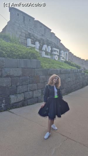 [P04] Zidurile fortaretei unde am simtit atmosfera orasului vechi si unde am admirat cele mai frumoase privelisti nocturne din Seul. In plus, parcul a fost folosit ca locatie de filmare pentru multe drame, datorita peisajelor sale frumoase.
In timpul dinastiei Joseon, Seulul era mai mic decat este astazi. La acea vreme, existau 4 munti in limitele orasului, Muntele Naksan fiind unul dintre ei. Dintre cei 4 munti, Naksan era cel mai mic, cu putin peste 100 m inaltime. Zidul orasului care se afla de-a lungul Muntelui Naksan este impartit de Poarta Hyehwamun, Poarta Dongdaemun si Daehak-ro. Vizitatorii carora le plac drumetiile ar trebui sa parcurga traseul Zidului Orasului Seul de la Hyehwamun la Dongdaemun sau invers. » foto by geani anto
 - 
<span class="allrVoted glyphicon glyphicon-heart hidden" id="av1516364"></span>
<a class="m-l-10 hidden" id="sv1516364" onclick="voting_Foto_DelVot(,1516364,21214)" role="button">șterge vot <span class="glyphicon glyphicon-remove"></span></a>
<a id="v91516364" class=" c-red"  onclick="voting_Foto_SetVot(1516364)" role="button"><span class="glyphicon glyphicon-heart-empty"></span> <b>LIKE</b> = Votează poza</a> <img class="hidden"  id="f1516364W9" src="/imagini/loader.gif" border="0" /><span class="AjErrMes hidden" id="e1516364ErM"></span>