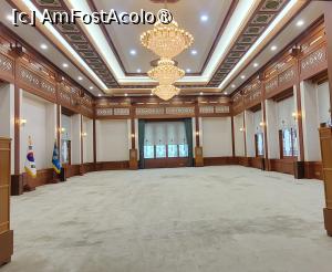 [P41] Tot la parter, in aripa estica se gaseste Sala Chungmu, folosita pentru intalniri cu grupuri mari de oameni, dar si ca sala multifunctionala pentru cine si spectacole atunci cand oaspeti straini vizitau Cheong Wa Dae. » foto by geani anto
 - 
<span class="allrVoted glyphicon glyphicon-heart hidden" id="av1517010"></span>
<a class="m-l-10 hidden" id="sv1517010" onclick="voting_Foto_DelVot(,1517010,21214)" role="button">șterge vot <span class="glyphicon glyphicon-remove"></span></a>
<a id="v91517010" class=" c-red"  onclick="voting_Foto_SetVot(1517010)" role="button"><span class="glyphicon glyphicon-heart-empty"></span> <b>LIKE</b> = Votează poza</a> <img class="hidden"  id="f1517010W9" src="/imagini/loader.gif" border="0" /><span class="AjErrMes hidden" id="e1517010ErM"></span>