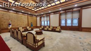 [P53] Sala de receptie era folosita ca loc de intalnire cu oaspetii straini. Peretele estic este decorat cu o imagine aurie a celor 10 simboluri ale longevitatii, iar ferestrele sunt decorate cu rame din lemn acoperit cu hartie traditionala coreeana, pentru a crea o ambianta inconfundabila coreeana. » foto by geani anto
 - 
<span class="allrVoted glyphicon glyphicon-heart hidden" id="av1517022"></span>
<a class="m-l-10 hidden" id="sv1517022" onclick="voting_Foto_DelVot(,1517022,21214)" role="button">șterge vot <span class="glyphicon glyphicon-remove"></span></a>
<a id="v91517022" class=" c-red"  onclick="voting_Foto_SetVot(1517022)" role="button"><span class="glyphicon glyphicon-heart-empty"></span> <b>LIKE</b> = Votează poza</a> <img class="hidden"  id="f1517022W9" src="/imagini/loader.gif" border="0" /><span class="AjErrMes hidden" id="e1517022ErM"></span>