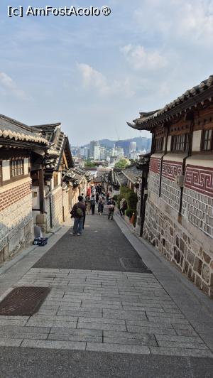 [P04] Cele mai bune locuri din Bukchon pentru a experimenta vechea atmosfera hanok sunt strazile Gahoe-dong, Samcheong-dong si Gye-dong.
 » foto by geani anto
 - 
<span class="allrVoted glyphicon glyphicon-heart hidden" id="av1517635"></span>
<a class="m-l-10 hidden" id="sv1517635" onclick="voting_Foto_DelVot(,1517635,21214)" role="button">șterge vot <span class="glyphicon glyphicon-remove"></span></a>
<a id="v91517635" class=" c-red"  onclick="voting_Foto_SetVot(1517635)" role="button"><span class="glyphicon glyphicon-heart-empty"></span> <b>LIKE</b> = Votează poza</a> <img class="hidden"  id="f1517635W9" src="/imagini/loader.gif" border="0" /><span class="AjErrMes hidden" id="e1517635ErM"></span>