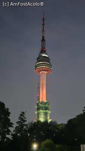 [P10] O alta caracteristica interesanta a turnului este legata de culorile cu care este iluminat acesta. In functie de calitatea aerului din punct de vedere al concentratiei pulberilor in atmosfera, turnul se lumineaza noaptea in culori diferite pentru a indica calitatea aerului in timp real din Seul, un sistem conceput pentru a promova sanatatea publica si constientizarea populatiei asupra protectiei mediului. Albastrul indica o calitate buna a aerului, verdele reprezinta o calitate satisfacatoare sau normala, galbenul semnaleaza o calitate slaba sau moderata, iar rosu semnifica un avertisment de poluare ridicata, sfatuind populatia sa evite activitatile prelungite in aer liber. » foto by geani anto
 - 
<span class="allrVoted glyphicon glyphicon-heart hidden" id="av1518624"></span>
<a class="m-l-10 hidden" id="sv1518624" onclick="voting_Foto_DelVot(,1518624,21214)" role="button">șterge vot <span class="glyphicon glyphicon-remove"></span></a>
<a id="v91518624" class=" c-red"  onclick="voting_Foto_SetVot(1518624)" role="button"><span class="glyphicon glyphicon-heart-empty"></span> <b>LIKE</b> = Votează poza</a> <img class="hidden"  id="f1518624W9" src="/imagini/loader.gif" border="0" /><span class="AjErrMes hidden" id="e1518624ErM"></span>