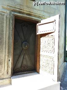 P10 [SEP-2011] Mănăstirea Negru Vodă din Câmpulung Muscel:ușa de intrare a preoților în altar. Materialele de construcție și ornamentele sculpturale, masiva ușă metalică,sunt originale,fiind recuperate din ruinele primei biserici ridicate aici.