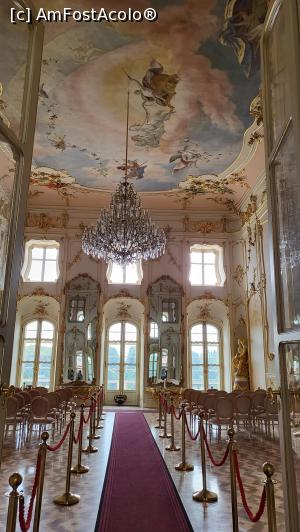 [P15] Sala de ceremonii, una dintre cele mai frumoase sali de gen dintre toate palatele baroce din Ungaria. Iluzia optica este si aici foarte populara. In colturi, pe socluri din marmura brun-rosiatica sunt statuile in marime naturala, simbolizand cele 4 anotimpuri, acoperite cu foita de aur. » foto by geani anto
 - 
<span class="allrVoted glyphicon glyphicon-heart hidden" id="av1331184"></span>
<a class="m-l-10 hidden" id="sv1331184" onclick="voting_Foto_DelVot(,1331184,21293)" role="button">șterge vot <span class="glyphicon glyphicon-remove"></span></a>
<a id="v91331184" class=" c-red"  onclick="voting_Foto_SetVot(1331184)" role="button"><span class="glyphicon glyphicon-heart-empty"></span> <b>LIKE</b> = Votează poza</a> <img class="hidden"  id="f1331184W9" src="/imagini/loader.gif" border="0" /><span class="AjErrMes hidden" id="e1331184ErM"></span>