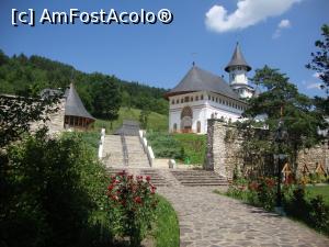 [P20] La pas spre platoul unde a fost construită biserica nouă de la mănăstirea Pângărați.  » foto by Floryn81
 - 
<span class="allrVoted glyphicon glyphicon-heart hidden" id="av766727"></span>
<a class="m-l-10 hidden" id="sv766727" onclick="voting_Foto_DelVot(,766727,21332)" role="button">șterge vot <span class="glyphicon glyphicon-remove"></span></a>
<a id="v9766727" class=" c-red"  onclick="voting_Foto_SetVot(766727)" role="button"><span class="glyphicon glyphicon-heart-empty"></span> <b>LIKE</b> = Votează poza</a> <img class="hidden"  id="f766727W9" src="/imagini/loader.gif" border="0" /><span class="AjErrMes hidden" id="e766727ErM"></span>