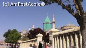 [P31] Am ajuns la intrare in incinta Mausoleului Mevlana. Se poate observa cupola conica (verde) inconjurata de minaretele Moscheei Masjid. » foto by ovidiuyepi
 - 
<span class="allrVoted glyphicon glyphicon-heart hidden" id="av1161024"></span>
<a class="m-l-10 hidden" id="sv1161024" onclick="voting_Foto_DelVot(,1161024,21544)" role="button">șterge vot <span class="glyphicon glyphicon-remove"></span></a>
<a id="v91161024" class=" c-red"  onclick="voting_Foto_SetVot(1161024)" role="button"><span class="glyphicon glyphicon-heart-empty"></span> <b>LIKE</b> = Votează poza</a> <img class="hidden"  id="f1161024W9" src="/imagini/loader.gif" border="0" /><span class="AjErrMes hidden" id="e1161024ErM"></span>