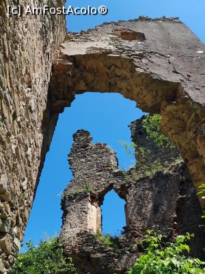 P12 [JUL-2020] Cetatea Colț și ale sale ruine care se încăpățânează să reziste trecerii timpului.