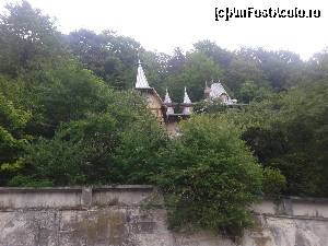 [P09] O vila părăsită, ascunsă printre copaci. E langa Hotel Venus, din Slanic Moldova. Accesul se face pe o scara, in capatul zidului.. Este si o vila mai noua langa ea. Pare cam sinistru sa urci seara pe acolo... » foto by izabiza
 - 
<span class="allrVoted glyphicon glyphicon-heart hidden" id="av643341"></span>
<a class="m-l-10 hidden" id="sv643341" onclick="voting_Foto_DelVot(,643341,21598)" role="button">șterge vot <span class="glyphicon glyphicon-remove"></span></a>
<a id="v9643341" class=" c-red"  onclick="voting_Foto_SetVot(643341)" role="button"><span class="glyphicon glyphicon-heart-empty"></span> <b>LIKE</b> = Votează poza</a> <img class="hidden"  id="f643341W9" src="/imagini/loader.gif" border="0" /><span class="AjErrMes hidden" id="e643341ErM"></span>