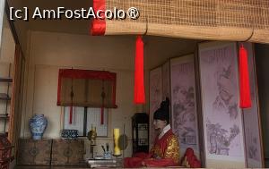 [P12] Locuinta regelui Jeongjo este menita sa ne arate unde isi intalnea vasalii si se odihnea, atunci cand locuia in palat. Yuyeotaek este locul original al regelui, dar scena a fost reprodusa aici la Bongsudang, caracteristica principala fiind paravanul pliabil, reprezentare a poemului lui Zhu  Xi, pictat de cel mai mare artist al vremii, pictura pe care regele a laudat-o si a tinut-o intotdeauna langa el. » foto by geani anto
 - 
<span class="allrVoted glyphicon glyphicon-heart hidden" id="av1518111"></span>
<a class="m-l-10 hidden" id="sv1518111" onclick="voting_Foto_DelVot(,1518111,21685)" role="button">șterge vot <span class="glyphicon glyphicon-remove"></span></a>
<a id="v91518111" class=" c-red"  onclick="voting_Foto_SetVot(1518111)" role="button"><span class="glyphicon glyphicon-heart-empty"></span> <b>LIKE</b> = Votează poza</a> <img class="hidden"  id="f1518111W9" src="/imagini/loader.gif" border="0" /><span class="AjErrMes hidden" id="e1518111ErM"></span>