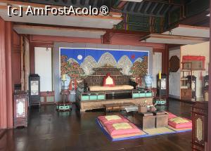 [P15] Sala Bongsudang este principala sala de audiente a regelui si locul unde a avut loc banchetul in timpul sarbatorilor de ziua de nastere a regelui Jeongjo pentru mama sa. Cele 4 camere centrale au fost amenajate ca loc simbolic cu autoritate regala. » foto by geani anto
 - 
<span class="allrVoted glyphicon glyphicon-heart hidden" id="av1518114"></span>
<a class="m-l-10 hidden" id="sv1518114" onclick="voting_Foto_DelVot(,1518114,21685)" role="button">șterge vot <span class="glyphicon glyphicon-remove"></span></a>
<a id="v91518114" class=" c-red"  onclick="voting_Foto_SetVot(1518114)" role="button"><span class="glyphicon glyphicon-heart-empty"></span> <b>LIKE</b> = Votează poza</a> <img class="hidden"  id="f1518114W9" src="/imagini/loader.gif" border="0" /><span class="AjErrMes hidden" id="e1518114ErM"></span>