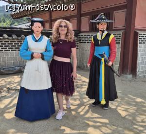 [P04] La intrare, m-am fotografiat langa figurinele in marime naturala ale personajelor principale din celebra drama coreeana „Giuvaierul palatului”, povestea adevarata despre o fata legendara pe nume Jang-Geum, care a devenit prima femeie medic regal, in timpurile sale. Datorita acestui serial, Hwaseong Haenggung a devenit o atractie turistica populara. » foto by geani anto
 - 
<span class="allrVoted glyphicon glyphicon-heart hidden" id="av1518103"></span>
<a class="m-l-10 hidden" id="sv1518103" onclick="voting_Foto_DelVot(,1518103,21685)" role="button">șterge vot <span class="glyphicon glyphicon-remove"></span></a>
<a id="v91518103" class=" c-red"  onclick="voting_Foto_SetVot(1518103)" role="button"><span class="glyphicon glyphicon-heart-empty"></span> <b>LIKE</b> = Votează poza</a> <img class="hidden"  id="f1518103W9" src="/imagini/loader.gif" border="0" /><span class="AjErrMes hidden" id="e1518103ErM"></span>