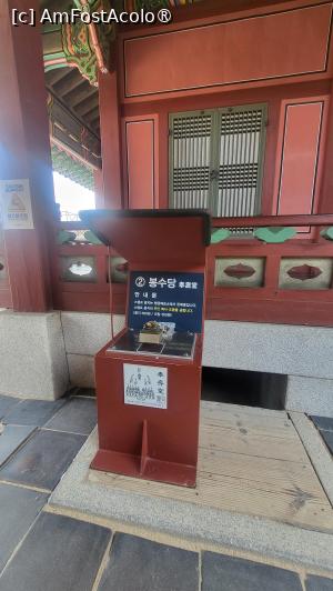 [P09] La palatul Hwaseong Haenggung am gasit imprastiate prin cetate, acele standuri unde poti obtine gratuit stampile rosii, pornind intr-o vanatoare de comori culturale. Exista 10 standuri in total, echipate cu stampile metalice in forma de broasca testoasa, un tampon de cerneala si un esantion. » foto by geani anto
 - 
<span class="allrVoted glyphicon glyphicon-heart hidden" id="av1518108"></span>
<a class="m-l-10 hidden" id="sv1518108" onclick="voting_Foto_DelVot(,1518108,21685)" role="button">șterge vot <span class="glyphicon glyphicon-remove"></span></a>
<a id="v91518108" class=" c-red"  onclick="voting_Foto_SetVot(1518108)" role="button"><span class="glyphicon glyphicon-heart-empty"></span> <b>LIKE</b> = Votează poza</a> <img class="hidden"  id="f1518108W9" src="/imagini/loader.gif" border="0" /><span class="AjErrMes hidden" id="e1518108ErM"></span>