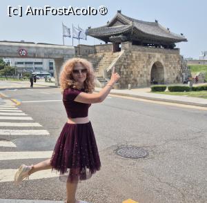 [P02] Poarta de vest a fortaretei, Hwaseomun consta dintr-un arc de piatra, un pavilion din lemn cu un singur nivel si un zid semicircular din caramida care functiona ca o a doua linie de aparare a portii. Numele celor implicati in constructia portii sunt inscrise pe zidul de piatra.  » foto by geani anto
 - 
<span class="allrVoted glyphicon glyphicon-heart hidden" id="av1518473"></span>
<a class="m-l-10 hidden" id="sv1518473" onclick="voting_Foto_DelVot(,1518473,21685)" role="button">șterge vot <span class="glyphicon glyphicon-remove"></span></a>
<a id="v91518473" class=" c-red"  onclick="voting_Foto_SetVot(1518473)" role="button"><span class="glyphicon glyphicon-heart-empty"></span> <b>LIKE</b> = Votează poza</a> <img class="hidden"  id="f1518473W9" src="/imagini/loader.gif" border="0" /><span class="AjErrMes hidden" id="e1518473ErM"></span>