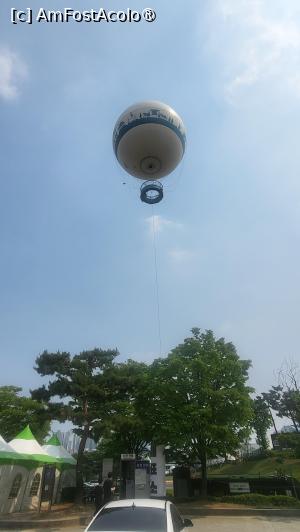 [P09] Balonul pluteste pana la o inaltime de 150 de metri, aproximativ inaltimea unei cladiri cu 40 de etaje, iar fiecare zbor dureaza in jur de 15 minute, costul unui zbor fiind 20000 de woni.  » foto by geani anto
 - 
<span class="allrVoted glyphicon glyphicon-heart hidden" id="av1518480"></span>
<a class="m-l-10 hidden" id="sv1518480" onclick="voting_Foto_DelVot(,1518480,21685)" role="button">șterge vot <span class="glyphicon glyphicon-remove"></span></a>
<a id="v91518480" class=" c-red"  onclick="voting_Foto_SetVot(1518480)" role="button"><span class="glyphicon glyphicon-heart-empty"></span> <b>LIKE</b> = Votează poza</a> <img class="hidden"  id="f1518480W9" src="/imagini/loader.gif" border="0" /><span class="AjErrMes hidden" id="e1518480ErM"></span>
