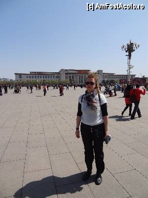 P10 [APR-2012] Piata Tiananmen /  ,,Colega de camera'' cu spatele la Muzeul National. 