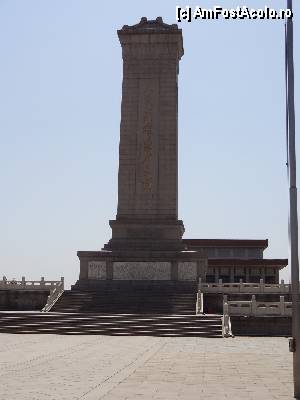 P15 [APR-2012] Piata Tiananmen / Monumentul dedicat Eroilor Neamului. Se observa la baza o parte din basolierefele din marmura alba... 
