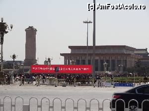 P02 [APR-2012] Piata Tiananmen / Fotografie facuta din partea opusa bulevardului, in vestul Pietii Tienanmen. 