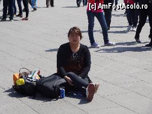 P21 [APR-2012] Piata Tiananmen / Mda, ne odihnim pe unde apucam. Doar suntem la piata, nu? 