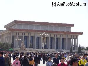P24 [APR-2012] Piata Tiananmen / Mausoleul lui Mao. In stanga se poate observa un grup statuar ce simbolizeaza Armata Revolutionara. 