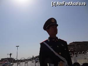 P04 [APR-2012] Piata Tiananmen / Militar in termen, stand de veghe. 
