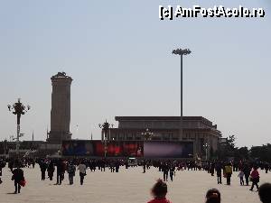 P05 [APR-2012] Piata Tiananmen / In interiorul pietii. Se observa ecranul ce difuza filme de propaganda si Obeliscul inalt de 39 de metri. In spatele lor se afla Mausoleul lui Mao. 