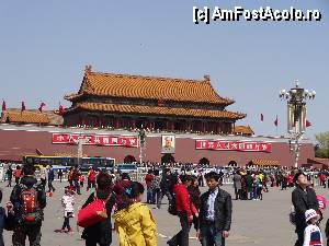 P07 [APR-2012] Piata Tiananmen / Poarta Meridian a Orasului Interzis, vazuta de... vizavi. Portretul lui Mao Zhedong ,,vegheza'' asupra pietii. 