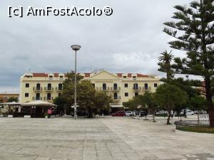 [P13] Plateia (Piaţa) Vallianou şi hotelul Ionian Plaza din Argostoli » foto by irinad
 - 
<span class="allrVoted glyphicon glyphicon-heart hidden" id="av798584"></span>
<a class="m-l-10 hidden" id="sv798584" onclick="voting_Foto_DelVot(,798584,21772)" role="button">șterge vot <span class="glyphicon glyphicon-remove"></span></a>
<a id="v9798584" class=" c-red"  onclick="voting_Foto_SetVot(798584)" role="button"><span class="glyphicon glyphicon-heart-empty"></span> <b>LIKE</b> = Votează poza</a> <img class="hidden"  id="f798584W9" src="/imagini/loader.gif" border="0" /><span class="AjErrMes hidden" id="e798584ErM"></span>