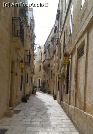 [P37] Birgu - Oprirea interzisă pentru motociclete, că mașinile nu încap » foto by apolegio
 - 
<span class="allrVoted glyphicon glyphicon-heart hidden" id="av1483225"></span>
<a class="m-l-10 hidden" id="sv1483225" onclick="voting_Foto_DelVot(,1483225,21813)" role="button">șterge vot <span class="glyphicon glyphicon-remove"></span></a>
<a id="v91483225" class=" c-red"  onclick="voting_Foto_SetVot(1483225)" role="button"><span class="glyphicon glyphicon-heart-empty"></span> <b>LIKE</b> = Votează poza</a> <img class="hidden"  id="f1483225W9" src="/imagini/loader.gif" border="0" /><span class="AjErrMes hidden" id="e1483225ErM"></span>
