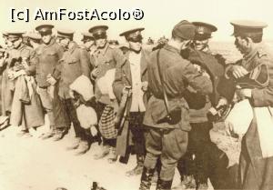 [P09] Soldaţi sovietici dezarmând trupe române ( foto internet) » foto by Michi <span class="label label-default labelC_thin small">NEVOTABILĂ</span>