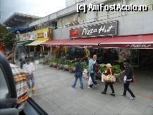 P59 [JAN-2012] Stopul autobuzelor Havataş, in fata la Pizza Hut. Poza facuta din autobuz. Taksim.
Stopurile Havaş, sunt putin mai sus inspre McDonalds.