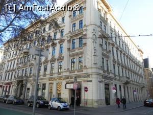 [P01] Clădirea hotelului, văzută dinspre Ring. De fapt, din poză lipsește tocmai hotelul, căci etajul 5 nu se vede. Intrarea e pe colț, în stînga e Schubert Bar, iar în lungul străzii din dreapta, cale de vreo 4 ferestre, se întinde holul recepției.  » foto by abancor
 - 
<span class="allrVoted glyphicon glyphicon-heart hidden" id="av858424"></span>
<a class="m-l-10 hidden" id="sv858424" onclick="voting_Foto_DelVot(,858424,21961)" role="button">șterge vot <span class="glyphicon glyphicon-remove"></span></a>
<a id="v9858424" class=" c-red"  onclick="voting_Foto_SetVot(858424)" role="button"><span class="glyphicon glyphicon-heart-empty"></span> <b>LIKE</b> = Votează poza</a> <img class="hidden"  id="f858424W9" src="/imagini/loader.gif" border="0" /><span class="AjErrMes hidden" id="e858424ErM"></span>