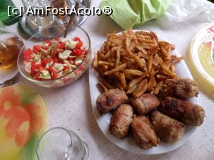 P10 [JUN-2017] Muşchi sibian, cu cartofi prăjiţi şi salată de roşii şi castraveţi. 