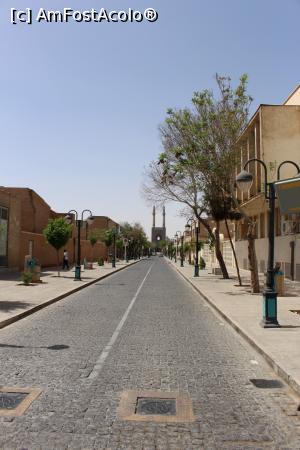 [P19] Yazd, strada Masjed Jame ce duce la Moscheea Vineri în plan îndepărtat, în cealaltă parte a străzii se află Turnul cu ceas » foto by mprofeanu
 - 
<span class="allrVoted glyphicon glyphicon-heart hidden" id="av865265"></span>
<a class="m-l-10 hidden" id="sv865265" onclick="voting_Foto_DelVot(,865265,22077)" role="button">șterge vot <span class="glyphicon glyphicon-remove"></span></a>
<a id="v9865265" class=" c-red"  onclick="voting_Foto_SetVot(865265)" role="button"><span class="glyphicon glyphicon-heart-empty"></span> <b>LIKE</b> = Votează poza</a> <img class="hidden"  id="f865265W9" src="/imagini/loader.gif" border="0" /><span class="AjErrMes hidden" id="e865265ErM"></span>