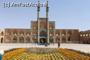 [P23] Yazd, Complexul Amir Chakhmagh se vede în dreapta Naklh, în formă de frunză sau de lacrimă, ce simbolizează sicriul Imamului Hussein » foto by mprofeanu
 - 
<span class="allrVoted glyphicon glyphicon-heart hidden" id="av865269"></span>
<a class="m-l-10 hidden" id="sv865269" onclick="voting_Foto_DelVot(,865269,22077)" role="button">șterge vot <span class="glyphicon glyphicon-remove"></span></a>
<a id="v9865269" class=" c-red"  onclick="voting_Foto_SetVot(865269)" role="button"><span class="glyphicon glyphicon-heart-empty"></span> <b>LIKE</b> = Votează poza</a> <img class="hidden"  id="f865269W9" src="/imagini/loader.gif" border="0" /><span class="AjErrMes hidden" id="e865269ErM"></span>