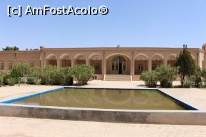 [P41] Yazd, Muzeul Culturii și Istoriei Zoroastriene, Piscina din fața muzeului și ușa de intrare în clădire » foto by mprofeanu
 - 
<span class="allrVoted glyphicon glyphicon-heart hidden" id="av867988"></span>
<a class="m-l-10 hidden" id="sv867988" onclick="voting_Foto_DelVot(,867988,22077)" role="button">șterge vot <span class="glyphicon glyphicon-remove"></span></a>
<a id="v9867988" class=" c-red"  onclick="voting_Foto_SetVot(867988)" role="button"><span class="glyphicon glyphicon-heart-empty"></span> <b>LIKE</b> = Votează poza</a> <img class="hidden"  id="f867988W9" src="/imagini/loader.gif" border="0" /><span class="AjErrMes hidden" id="e867988ErM"></span>