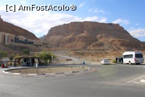 P02 [FEB-2020] Masada și Stânca ei, acolo vom ajunge pe jos, în dreapta este stația de autobuz, în stânga se urcă la Complexul Centrului de Informare Turistică