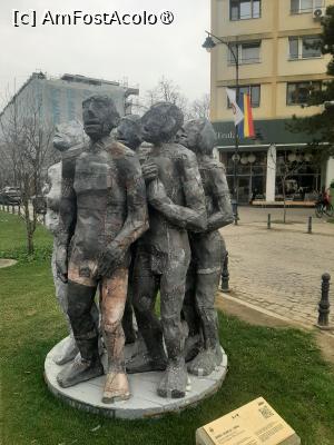 [P02] Grup statuar pe Ștefan cel Mare, la intrarea în palat » foto by adso
 - 
<span class="allrVoted glyphicon glyphicon-heart hidden" id="av1481236"></span>
<a class="m-l-10 hidden" id="sv1481236" onclick="voting_Foto_DelVot(,1481236,22163)" role="button">șterge vot <span class="glyphicon glyphicon-remove"></span></a>
<a id="v91481236" class=" c-red"  onclick="voting_Foto_SetVot(1481236)" role="button"><span class="glyphicon glyphicon-heart-empty"></span> <b>LIKE</b> = Votează poza</a> <img class="hidden"  id="f1481236W9" src="/imagini/loader.gif" border="0" /><span class="AjErrMes hidden" id="e1481236ErM"></span>