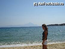 P05 [JUL-2008] Frumoasa si nepretuita mamei, pe plaja de la Sykia, cu Muntele Athos, maret, veghind in departare...