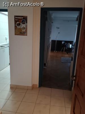 [P10] Holul de la intrare. În față este camera, în dreapta este baia, în stânga se vede bucătăria » foto by Zoazore
 - 
<span class="allrVoted glyphicon glyphicon-heart hidden" id="av1489575"></span>
<a class="m-l-10 hidden" id="sv1489575" onclick="voting_Foto_DelVot(,1489575,22273)" role="button">șterge vot <span class="glyphicon glyphicon-remove"></span></a>
<a id="v91489575" class=" c-red"  onclick="voting_Foto_SetVot(1489575)" role="button"><span class="glyphicon glyphicon-heart-empty"></span> <b>LIKE</b> = Votează poza</a> <img class="hidden"  id="f1489575W9" src="/imagini/loader.gif" border="0" /><span class="AjErrMes hidden" id="e1489575ErM"></span>