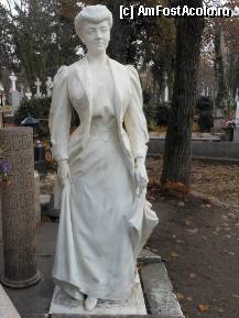 P10 [DEC-2011] Cimitirul Bellu - Monument funerar Katalina Boschott - 'Doamna cu umbrela'. Sculptor Rafaelo Romanelli.