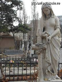 P05 [DEC-2011] Cimitirul Bellu - Monument funerar Angela Izvoranu. Sculptor Karl Storck.
