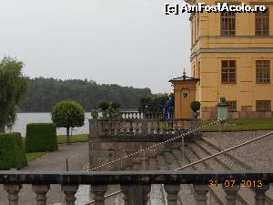 [P05] Palatul Drottningholm - De strajă la intrarea în palat.  » foto by iulianic
 - 
<span class="allrVoted glyphicon glyphicon-heart hidden" id="av581386"></span>
<a class="m-l-10 hidden" id="sv581386" onclick="voting_Foto_DelVot(,581386,22348)" role="button">șterge vot <span class="glyphicon glyphicon-remove"></span></a>
<a id="v9581386" class=" c-red"  onclick="voting_Foto_SetVot(581386)" role="button"><span class="glyphicon glyphicon-heart-empty"></span> <b>LIKE</b> = Votează poza</a> <img class="hidden"  id="f581386W9" src="/imagini/loader.gif" border="0" /><span class="AjErrMes hidden" id="e581386ErM"></span>