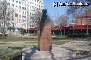 [P21] ... şi monumentul poetului naţional al Ucrainei, Taras Şevcenko » foto by Ovidiu istorie
 - 
<span class="allrVoted glyphicon glyphicon-heart hidden" id="av420346"></span>
<a class="m-l-10 hidden" id="sv420346" onclick="voting_Foto_DelVot(,420346,22384)" role="button">șterge vot <span class="glyphicon glyphicon-remove"></span></a>
<a id="v9420346" class=" c-red"  onclick="voting_Foto_SetVot(420346)" role="button"><span class="glyphicon glyphicon-heart-empty"></span> <b>LIKE</b> = Votează poza</a> <img class="hidden"  id="f420346W9" src="/imagini/loader.gif" border="0" /><span class="AjErrMes hidden" id="e420346ErM"></span>